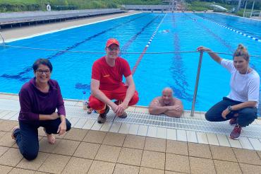 Von links: Susanne Vierkorn (Stadtmarketingverein), Matthias Tegeler (DLRG), Peter Bareuther (Streckensieger) und Nicole Hofmann (Freibad Nördlingen)