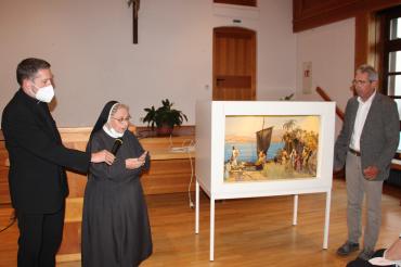 Pfarrer Benjamin Beck, Nonne Sr. M. Sigrid Ritzer und Leonhard Rauwolf stehen bei Transportbox mit enthaltener Krippe