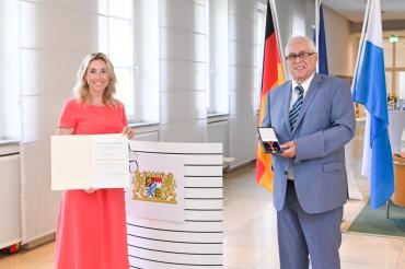 Staatssekretärin Anna Stolz (l.) und Dr. Karl Marin Graß mit seinem Verdienstorden. 