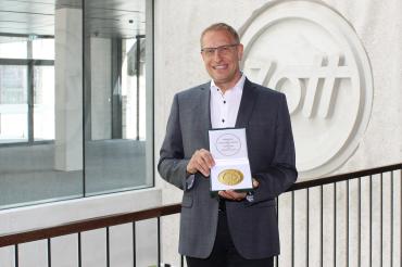Stellvertretend für alle Mitarbeitenden freut sich Dr. Jens-Michael Liepe (Leiter Qualitätsmanagement) über den 12. Bundesehrenpreis für Zott.