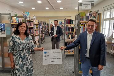 Auf dem Bild zu sehen (von Leiterin der Donauwörther Stadtbibliothek Evelyn Leippert-Kutzner, Oberbürgermeister Jürgen Sorré, Bundestagsabgeordneter Ulrich Lange. 