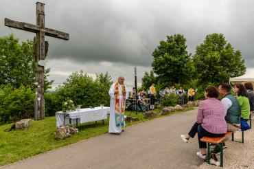 Bis auf ein paar kleine Regentropfen blieben die Teilnehmer des Berggottesdienstes vom Regen verschont und konnten unter freiem Himmel der Predigt von Dekan Neuner folgen. 