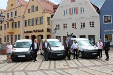 Von links: Maja Pauer (1. Vorsitzende des Vereins „Projekt Frauenhaus e.V.“), Alexander Lehmann und Michael Kruck (der Vorstand der Raiffeisen-Volksbank Donauwörth eG), Arthur Lettenbauer (Kreisgeschäftsführer BRK), Norbert Schuster (Sachgebietsleiter Fahrdienst BRK), Andrea Meier (Pflegedienstleitung Tagespflege Johanniter) sowie Daniel Klein (Bereichsleiter Pflege, Soziales & Heilmittel Johanniter).
