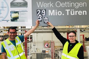 Unser aktuelles Foto zeigt links Christoph Mayer, den JEM-Manager und stellv. Werkleiter, der in seiner Funktion die kontinuierliche Verbesserung des Werkes mit den CI-Werkzeugen vorantreibt. Rechts daneben Melanie Kaiser, duale Studentin der DHBW-Mosbach Fachrichtung Holztechnik, die im Herbst nach Abschluss ihres Studiums Christoph Mayer als JEM-Agent unterstützen wird. Beide freuen sich, die 30 an der „Zähltafel“ in der 5Plus Halle des Werkes anbringen zu können.
