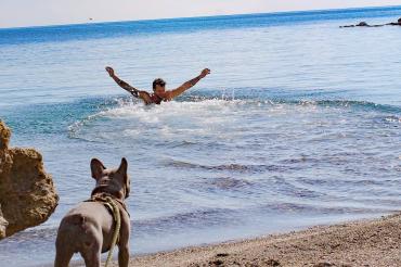 Johann Dehn mit seinem tierischen Reisebegleiter ... am Strand. 