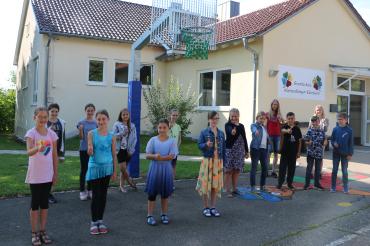 Das Bild zeigt Viertklässler der Grundschule in Ederheim mit der Elternbeiratsvorsitzenden Manuela Weizmann (hinten links) und Sina Hofmann von der Ederheimer Geschäftsstelle der Raiffeisen-Volksbank Ries (rechts). 