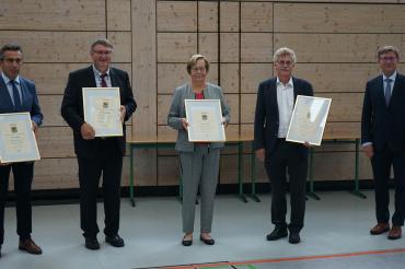 Das Bild Zeigt von links nach rechts: Erwin Taglieber, Josef Reichensberger, Gabriele Fogra-scher, Gerhard Martin und Landrat Rößle.