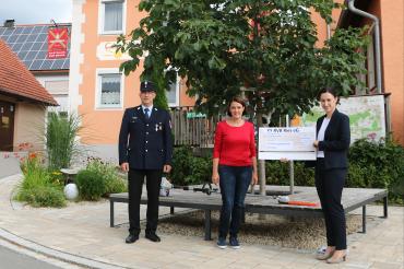 Das Bild zeigt von links: Feuerwehrkommandant Thomas Gerstetter, Gartenbauvereinsvorsitzende Birgit Kellner (mit dem Entaster auf der Bank) und Christine Rappl von der RVB Ries. 