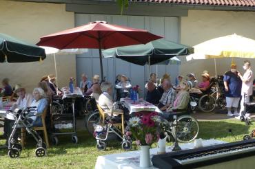 Im Park hinter dem Rieskratermuseum feierten Bewohner und Mitarbeiter des Bürgerheims Nördlingen ein Grillfest. 