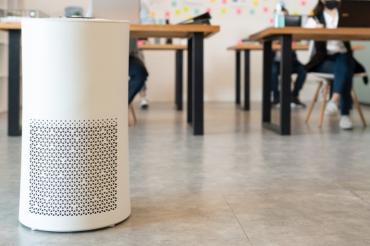 Das Bild zeigt einen Luftfilter in einem Klasenzimmer.