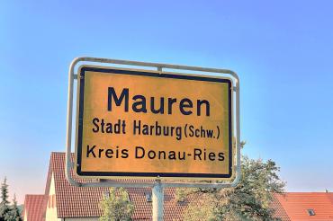 Das Bild zeigt das Ortsschild von Mauren im Landkreis Donau-Ries.