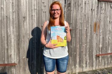 Das Bild zeigt Yvonne Bayer aus Ebermergen mit ihrem selbst gestalteten Kinderbuch.