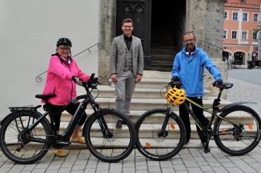 Die beiden Vertreter der SG-Handicap Nördlingen, Gudrun Eder und Werner Wiedemann, bei ihrem Termin im Nördlinger Tanzhaus mit Oberbürgermeister David Wittner.