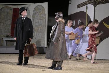 Der Theaterverein Donauwörth e.V. spielt "In 80 Tagen um die Welt" auf der Freilichtbühne am Mangoldfelsen. 