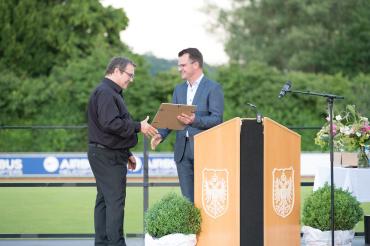 Jürgen Sorrè (rechts) überreicht Josef Basting die Urkunde des Stadtkapellmeisters. 