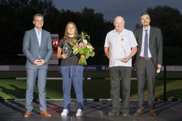 Jessica Schadko und Friedrich Maier (3. v. links) sind Donauwörther Sportler des Jahres 2019 und wurden von OB Jürgen Sorré (links) und Sportreferent Jonathan Schädle geehrt. 
