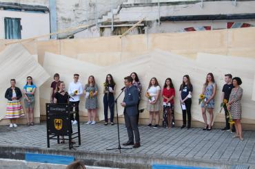 Der ersten Nördlinger Stadtschreiberin Stephanie Quitterer wird im Rahmen einer Abschlussveranstaltung für ihren besonderen Einsatz gedankt. Vorne von links: Stephanie Quitterer (Stadtschreiberin) und Oberbürgermeister David Wittner. Hinten von links: Schülerinnen und Schüler der Realschule Maria Stern mit Lehrerin Eva von Roda.