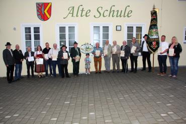 Das Gruppenbild zeigt von links: 1. Schützenmeister Erich Oswald, stellv. Gauschützenmeister Sebastian Pusch, Sportwart Michael Endreß, Daniela Löfflad, Markus Hopf, Ehrenschützenmeister Hans Hubel, Johann Deizer, Hans Hussel, Theo Denteler, Heinrich Endreß, Ernst Fackler, Rudolf Hertle, Karl Hopf, Friedrich König, Fahnenträger Thomas Benninger, Matthias Hopf und Michaela Böllmann. 