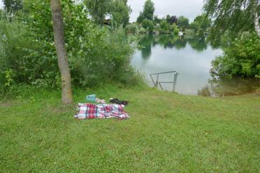 Seeufer mit Kleidung am Boden