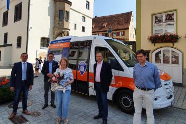 Seit es das NÖ-Mobil gibt, nutzt Frau Waltraud Englisch den Bus fast täglich. 