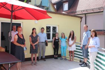 Das Bild zeigt von links nach rechts: Simone Heller, Fachkraft im Ambulant Betreuten Wohnen (ABW) der Lebenshilfe, Manfred Steger, stellv. Geschäftsführer der Lebenshilfe, Romana Jaumann, Leitung des ABW für Wohngemeinschaften, Stefan Dörle, Inklusionsbeauftragter des Bezirks, die drei Mitbewohnerinnen Jasmin, Regina und Miriam, Michael Stetz, stellv. Fachbereichsleitung Wohnen und Ilona Biermann, zuständige Mitarbeiterin des sozialpädagogischen-medizinischen Fachdienstes