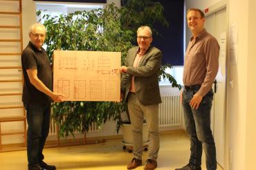 Das Bild zeigt von links nach rechts: Armin Wörle, Prokurist Eisen-Fischer, Manfred Steger, stellv. Geschäftsführer der Lebenshilfe und Michael Stetz, stellv. Fachbereichsleiter Wohnen