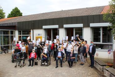 Unser Bild zeigt die glücklichen Gewinner mit ihren Urkunden sowie in der ersten Reihe von links nach rechts die Zeitzeuginnen Frau Köhnlein, Frau Stelzenmüller, Werner Eisenschink, Frau Roth und die Leitung des Förderzentrums Gabriele Allgayer-Pfaff und die Leitung der Heilpädagogischen Tagesstätte Timm Albert.