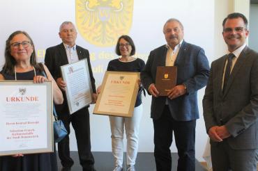 Das Bild zeigt v.l.: die Ehefrau von Konrad Böswald, Oskar Köhnlein, Grudrun Reißer, in Vertretung von Paul Soldner, Manfred Halpap und Oberbürgermeister Jürgen Sorré. 