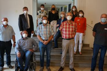 Oberste Reihe (v. l. n. r): Gerda Ferber, Andrea Strobel, Ursula Umlauf Zweite Reihe: Landrat Stefan Rößle, Beate Beck, Susanne Fackler Vorderste Reihe: Franz-Josef Schrafl, Friedrich Feurich, Gerd Oefele, Thomas Riedl, Hermann Streinz