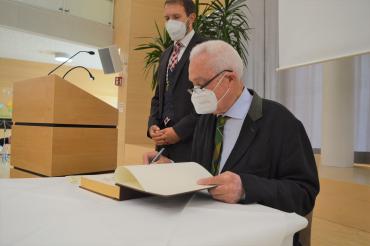 Hans Raidel durfte sich anlässlich seines 80. Geburtstag ins Goldene Buch der Stadt Oettingen eintragen. 