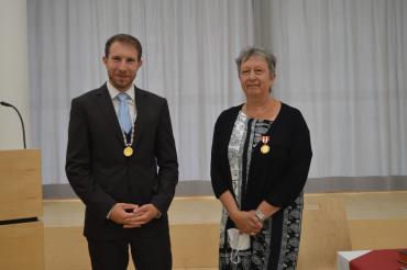 Getrud Jaumann hat die Oettinger Bürgermedaille in Gold erhalten. Auf dem Bild zu sehen (von links): Bürgermeister Thomas Heydecker und Getrud Jaumann. 