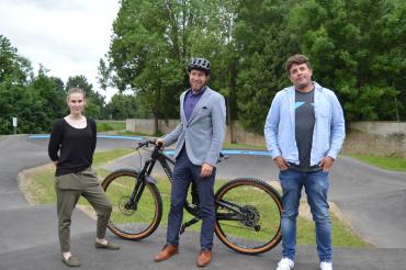 Von links: Michelle Grieb, Bürgermeister Thomas Heydecker und Konrad Willar, Inhaber von "pumptrack.de" bei der Eröffnungsfeier der neuen Oettinger Pumptrack-Anlage. 