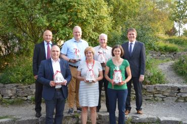 Insgesamt sechs ehemalige Gemeinderatsmitglieder wurden für ihr jahrelanges, ehrenamtliches Engagement ausgezeichnet. Hintere Reihe von links: Bürgermeister Martin Paninka, Waldyra, Uhl und der 2. Bürgermeister Mayer. Vordere Reihe von links: Jung, Schönherr, Eisenbarth. (Auf dem Bild fehlt Julia Scholz) 