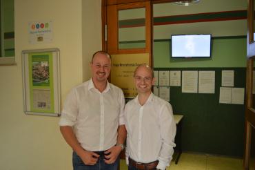 Markus Kempter (l.) und Michael Goldemann haben 2017 zusammen das Unternehmen "Staplerkönig" geründet. Jetzt waren sie zu Besuch an ihrer ehemaligen Schule, der PWS Donauwörth. 