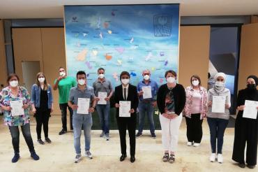 Auf dem Bild zu sehen (von links): Vordere Reihe: Heike Schwan, Noori Abdulhamed, Marziyeh Khaki, Stellvertretende Landrätin Claudia Marb, Mariam Hammoud, Melek Özdemir. Hintere Reihe: Johanna Weidner, Mohammed Abdelgawad, Anouar Charai, Nikolaus Beck, Ulrike Zitzlsperger. 