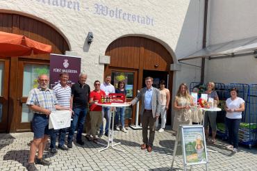 (v.l.n.r.: Rudolf Rosenwirth, Dorfladen Fünfstetten; Geschäftsführer Andreas Eigenmann, Dorfladen Wolferstadt; Josef Kessler, Dorfladen Huisheim; Gitti Loibl, Fürst Wallerstein Brauhaus, Wolferstadts Bürgermeister Philipp Schlapak, Dorfladen-Mitarbeiterin Doris Eder, Landrat Stefan Rößle, Dorfladen-Mitarbeiterin Annelies Gebele, Konversionsmanagerin Barbara Wunder, Dorfladen-Mitarbeiterinnen Ingrid Schneid und Margot Aurnhammer)