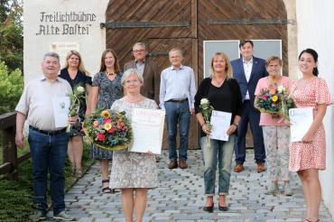 Der Verein Alt Nördlingen hat im Rahmen seiner Mitgliederversammlung langjährige Mitglieder geehrt (von links): Karlheinz Frey (25 Jahre aktive Mitgliedschaft), Cornelia Panitz (zweite Vorsitzende), Rita Ortler (zweite Bürgermeisterin), Christa Burger (goldene Ehrennadel), Wolfgang Schiffelholz (Verband Deutscher Freilichtbühnen), Manfred Sperrle (goldene Ehrennadel mit Diamant), Helga Hellriegel (10 Jahre passive Mitgliedschaft), Axel Schönmüller (erster Vorsitzender), Elfriede Wagner (goldene Ehrnnadel mi
