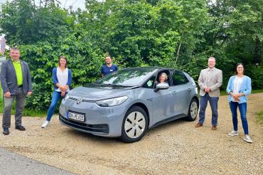 Über das neue E-Fahrzeug freuen sich (von links) Albert Riedelsheimer, Sonja Gerstmayr (Krankenschwester in der PIA), Ralph Bohl (Stationsleiter der PIA), Marie-Luise Holziger (Krankenschwester in der PIA), Ärztlicher Direktor PD Dr. Karel Frasch und Pflegedirektorin Iris Frank. 