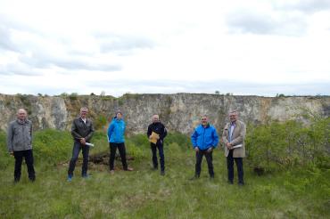 Auf dem Foto freuen sich (von links): Johannes Ruf (Vorsitzender Rieser Naturschutzverein und der Schutzgemeinschaft Wemdinger Ried), Karl Stempfle (Leiter Sachgebiet Liegenschaften der Großen Kreisstadt Nördlingen) Andrea Wadenstorfer (untere Naturschutzbehörde Landratsamt Donau-Ries), Werner Reissler (Geschäftsführer Heide-Allianz Donau-Ries), Kurt Kroepelin (Bauleiter der Maßnahmen am Fuchsloch, AWV) und Gerhard Wiedemann (Werkleiter Abfallwirtschaftsverband Nordschwaben).