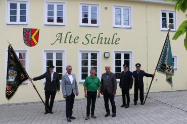 Von links: Erich Oswald (Albuch-Schützen), Helmuth Wiedenmann (VR-Bürgerstiftung Ries), Roland Gröner (Obst- und Gartenbauverein), Stiftungsgründer Helmut Guckert, Rudolf Rösch und Martin Böllmann (Soldaten- und Veteranenverein)