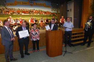 MdL Wolfgang Fackler, 1. Bgm. Klaus Engelhardt, 2. Bgm. Herbert Seefried und 3. Bgm. Johannes Meyer überreichen Herrn Karl Reuter im Beisein seiner Ehefrau Rita Reuter den Ehrenbürger-Brief der Gemeinde Hainsfarth.