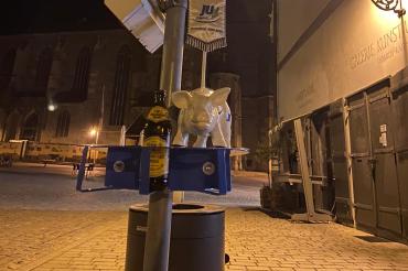 Die Pfandringe wurden in der Nördlinger Altstadt über fünf Mülleimern angebracht. 
