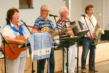 Erna Dirschinger mit Bäldle-Musikanten