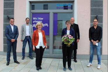 Von links: Oberbürgermeister Jürgen Sorré, Geschäftsführer Johannes Beck, stellv. Landrätin Ursula Kneißl-Eder, Pflegedienstleitung Margret Mair, Dekan Johannes Heidecker und Prokurist Dr. Hubert Dumberger.