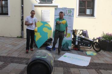 Das Motto der Sommerradtour „Kickt die Tonne!“ ist durchaus wörtlich zu nehmen, denn im Gepäck ist tatsächlich eine Tonne CO2, die Bürgermeister Albert Riedelsheimer (rechts) und Initiator Dr. Michael Bilharz mal so richtig "umhauen" konnten. 