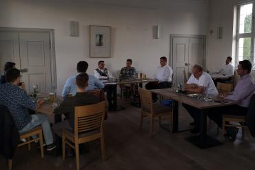 JU-Mitglieder sitzen in Raum mit Ulrich Lange