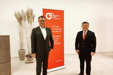 v.re.) S.E. Nabjon Kasimov, Botschafter Usbekistans, und Hans-Joachim Meinert, Geschäftsführer von FRANKENRASTER sprachen über Digitalisierungsmöglichkeiten und die Idee eines Joint-Ventures.