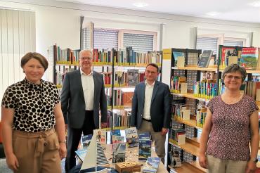 Freude über die Förderung der Stadtbücherei Rain (v.l.): 2. Bürgermeisterin Claudia Marb, Bürgermeister Karl Rehm, Bundestagsabgeordneter Ulrich Lang und Stadtbüchereileiterin Beate Roger