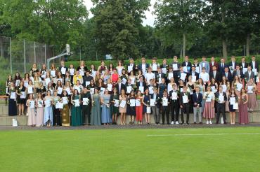 Alle 97 Abiturient*innen freuten sich bei der Zeugnisverleihung über ihre bestandene Reifeprüfung. 