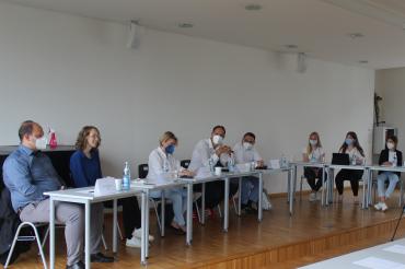 Von links: Ulrich Reiner, Eva Lettenbauer, Edeltraud Schwarz, Christoph Schmid, Ulrich Lange, Kathrin Merz, Romy Herbolt und Paula Meißler während der Podiumsdiskussion. 